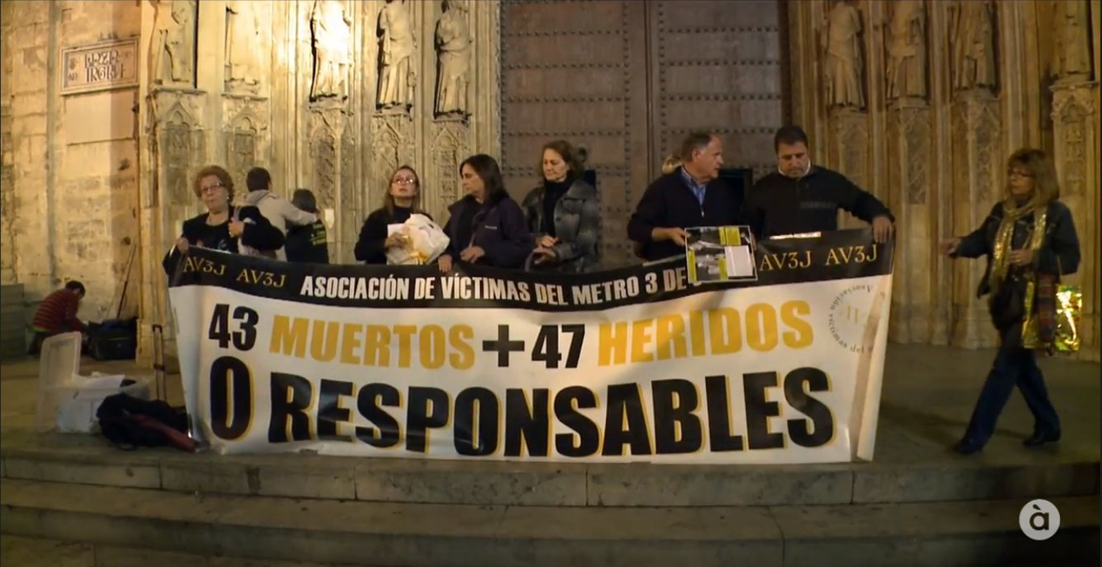 Familiars de les víctimes es concentren a la plaça de la Mare de Déu