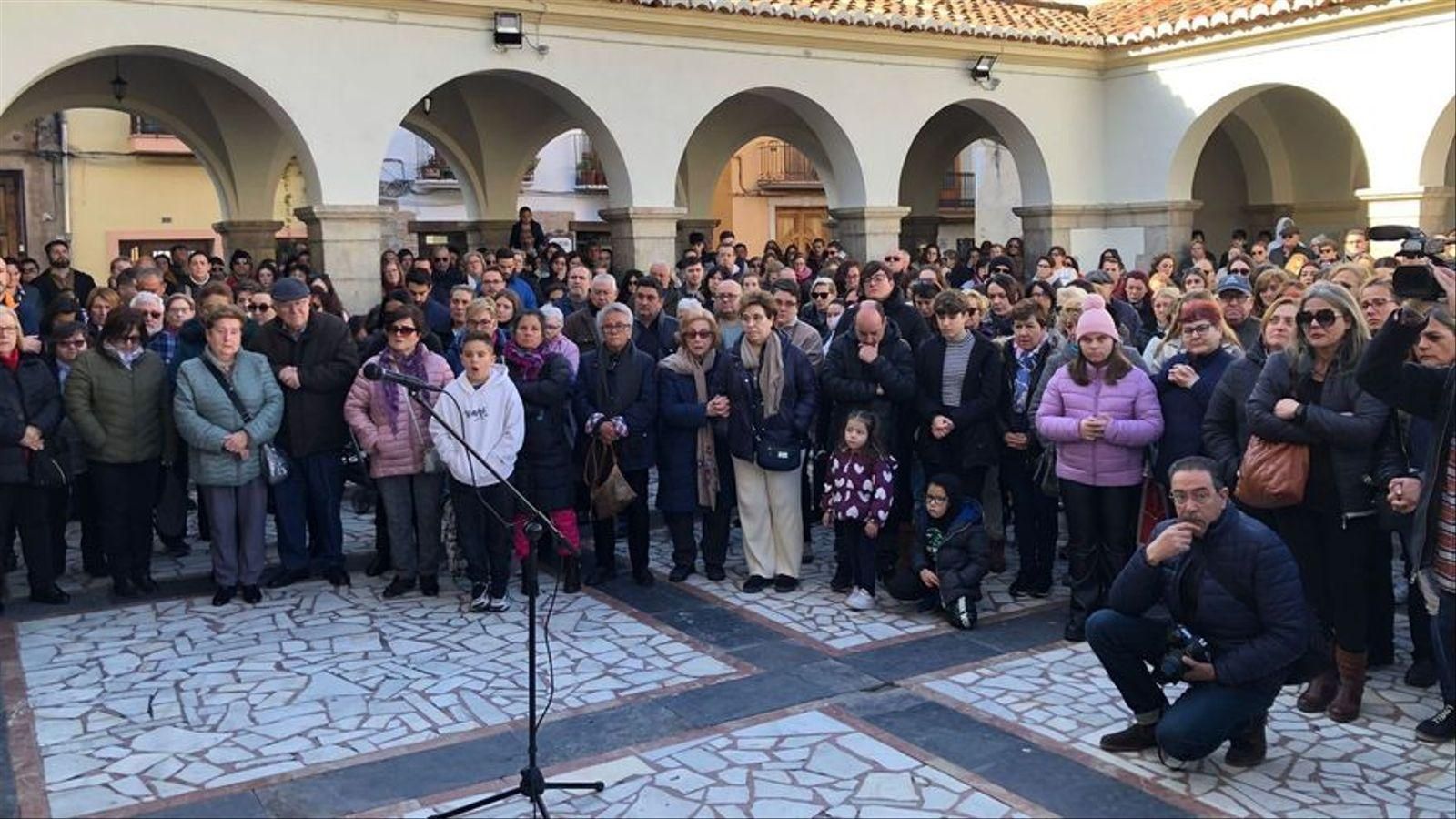 Minut de silenci per Emma, la xiqueta morta a causa d'una peritonitis