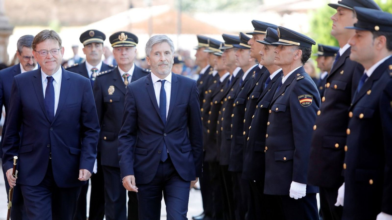 El president de la Generalitat, Ximo Puig (e), i el ministre de l'Interior, Fernando Grande-Marlaska (d), han presidit el Dia de la Policia Nacional adscrita a la Comunitat Valenciana