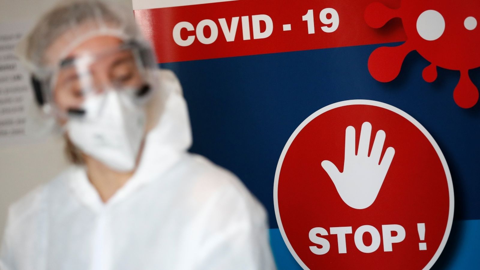 Un sanitari treballa en un lloc de proves per a la malaltia del coronavirus a Nantes, França