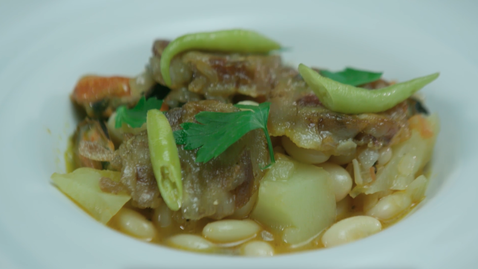 Guisat de tavella, clòtxines i manetes de porc