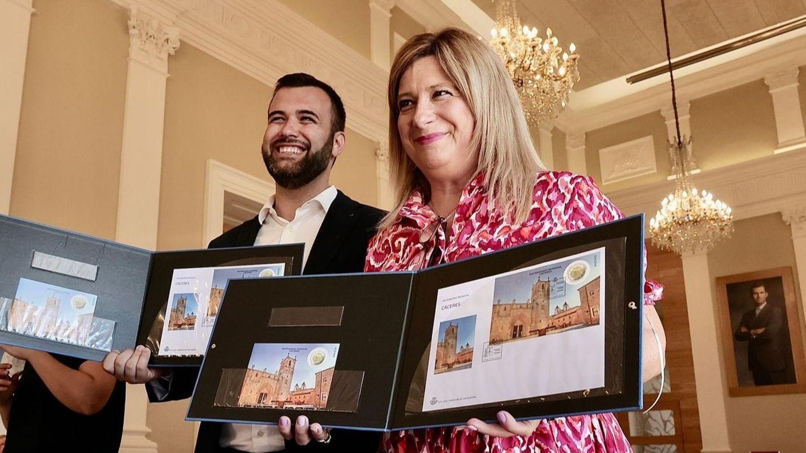 A la dreta, Leire Díez quan era directora de Filatèlia de Correus el 2023