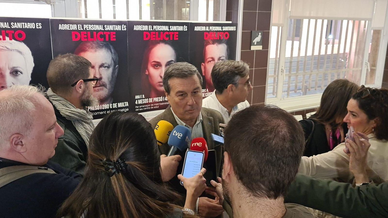 El conseller de Sanitat, Marciano Gómez, atén als mitjans