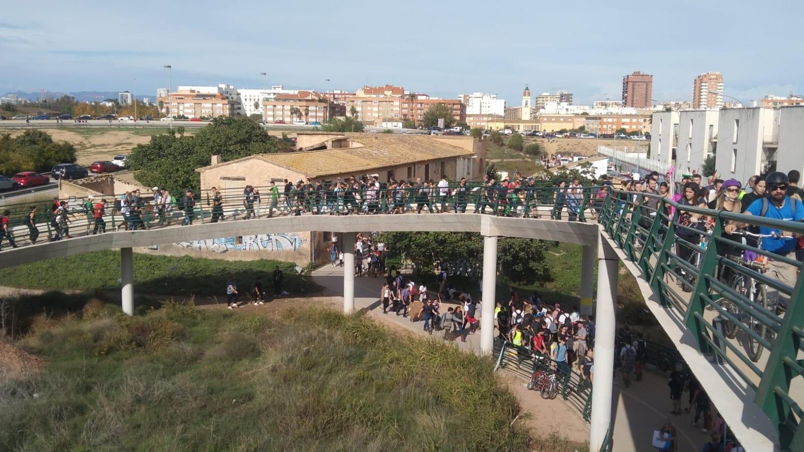 Una onada de solidaritat porta ajuda als municipis afectats per la DANA