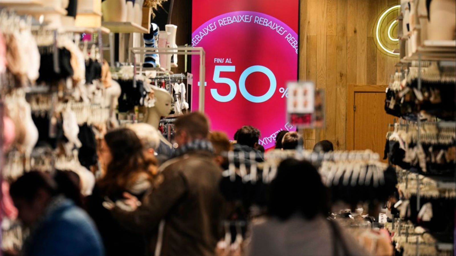 Gran part dels valencians gastarà entre 100 i 300 euros a les rebaixes en tendes físiques