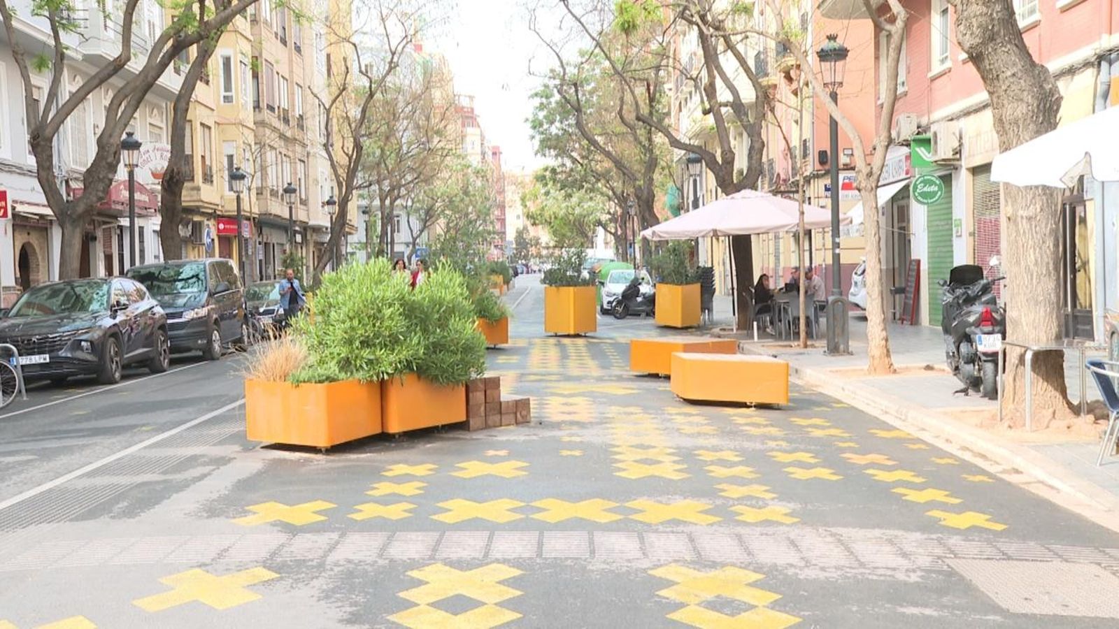 El veïnat de la Petxina de València denuncia els cotxes mal aparcats a la superilla