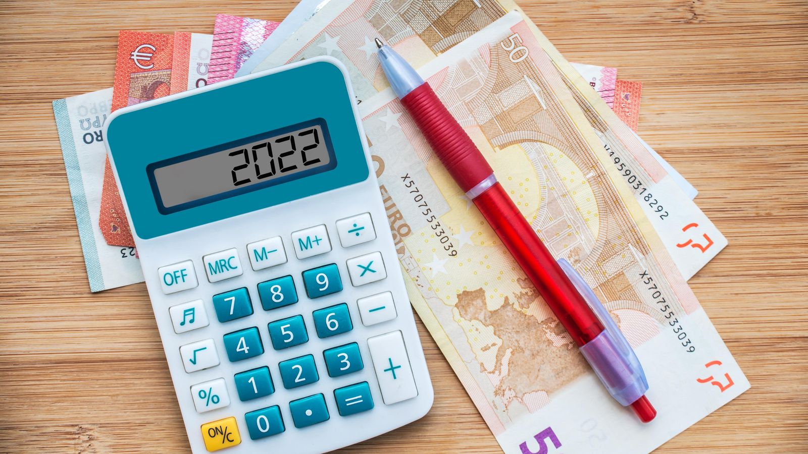 Imatge d'arxiu d'una calculadora i bitllets d'euro