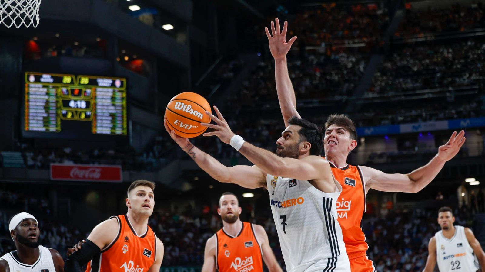 De Larrea tracta d'evitar una cistella de Campazzo