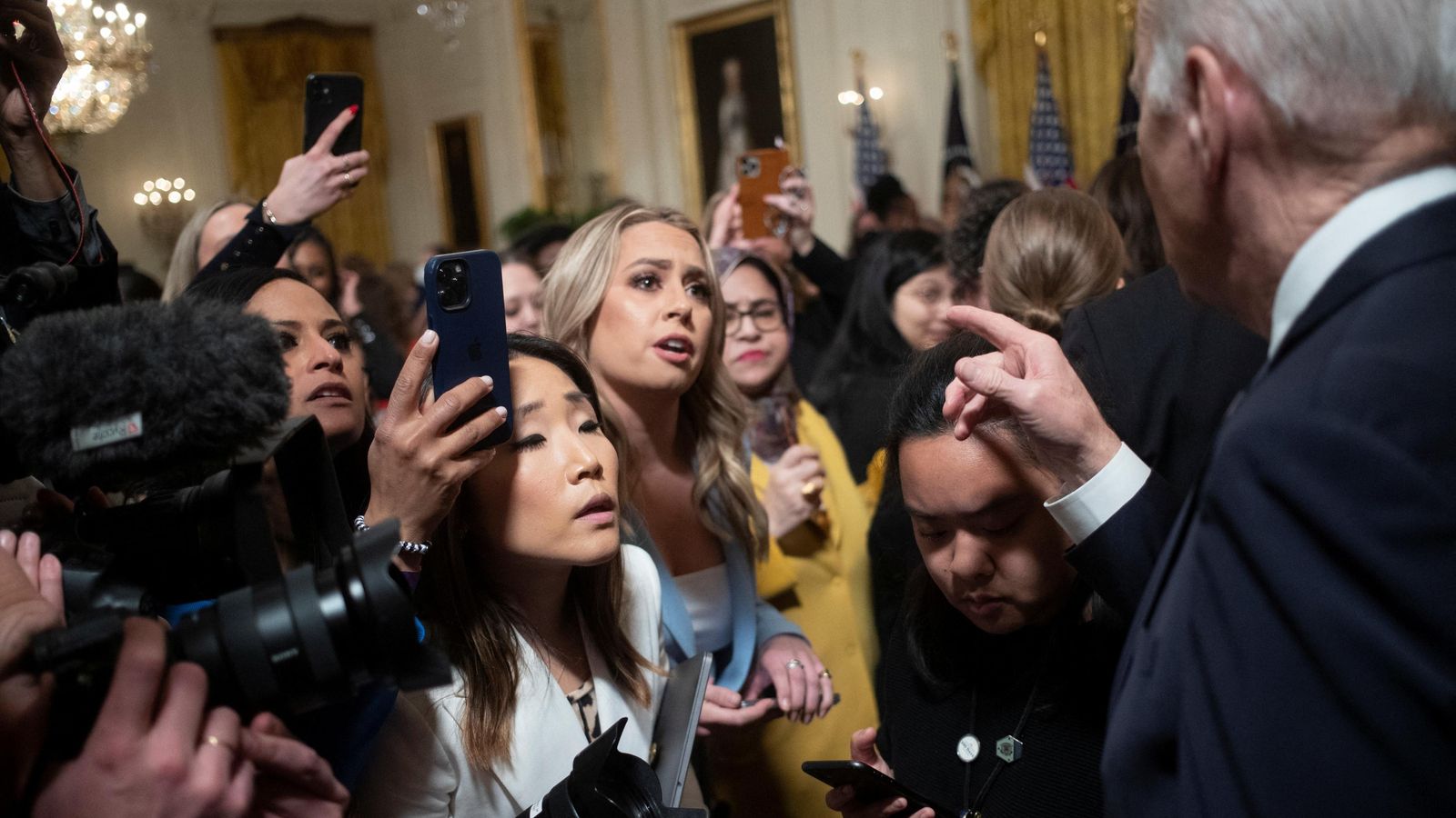 Joe Biden atén als mitjans de comunicació