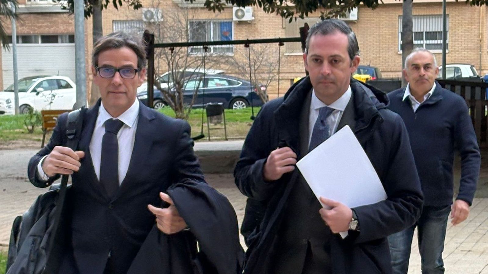 El coordinador de l'Advocacia de la Conselleria de Justícia i Interior, Ignacio Lleó de Nalda (dreta), arriba als jutjats