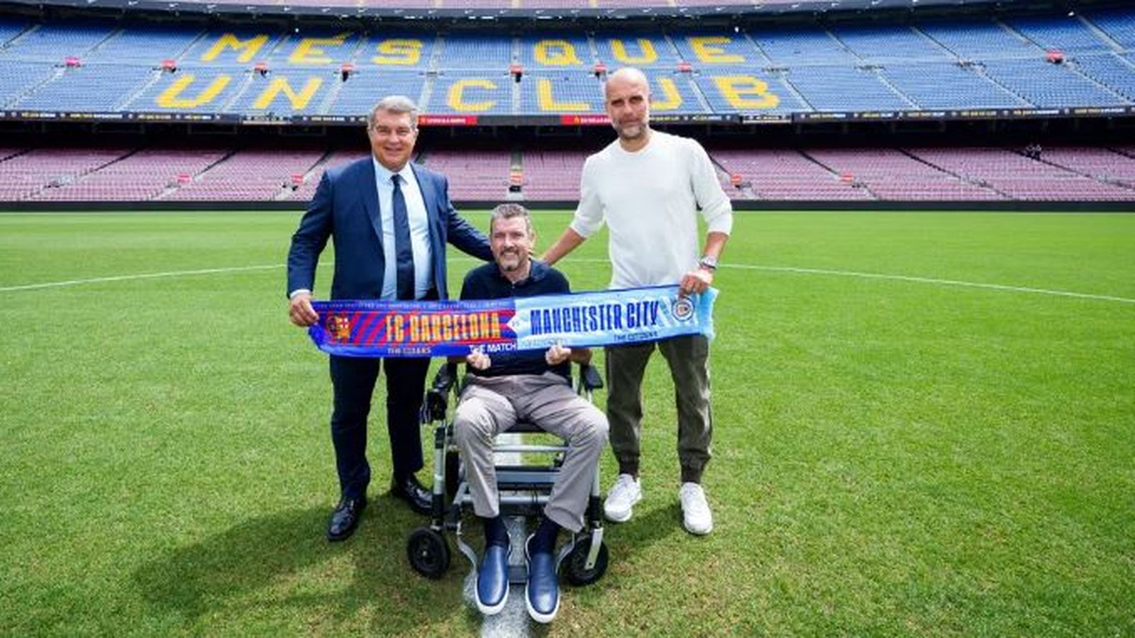 Unzué, acompanyat de Laporta i Guardiola en la presentació d'un partit benèfic