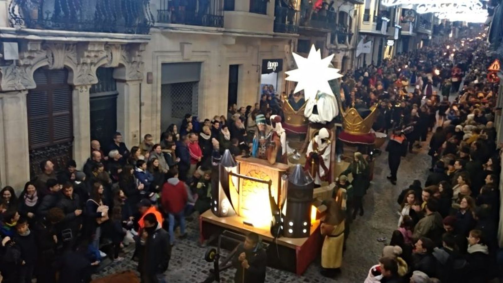 L'ambaixador dels Reis d'Orient desfila pels carrers d'Alcoi, en arxiu
