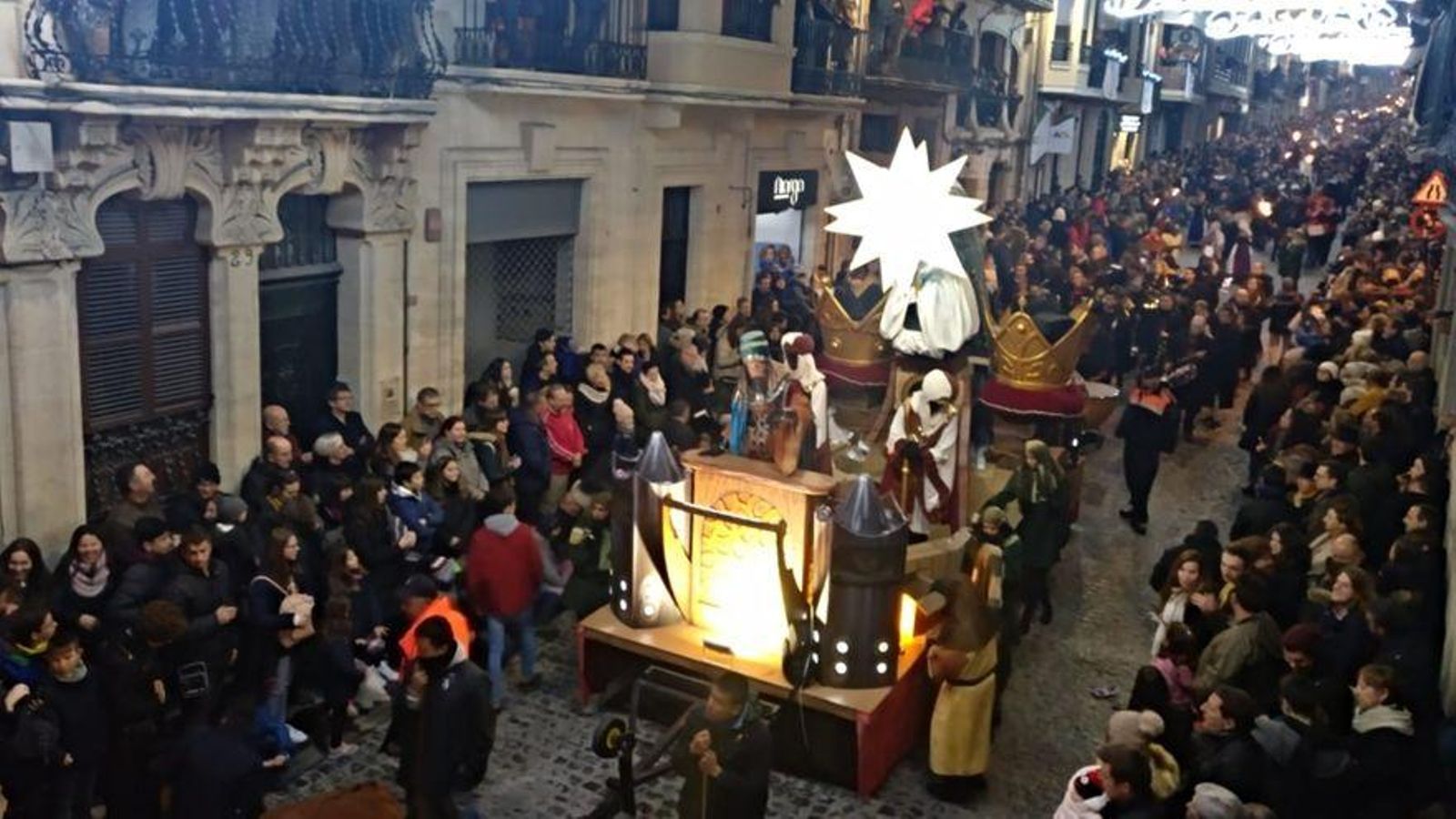 L'ambaixador dels Reis d'Orient desfila pels carrers d'Alcoi, en arxiu