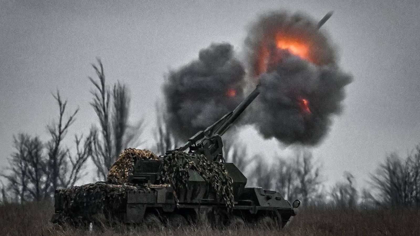 Un tanc ucraïnés dispara en el front de guerra
