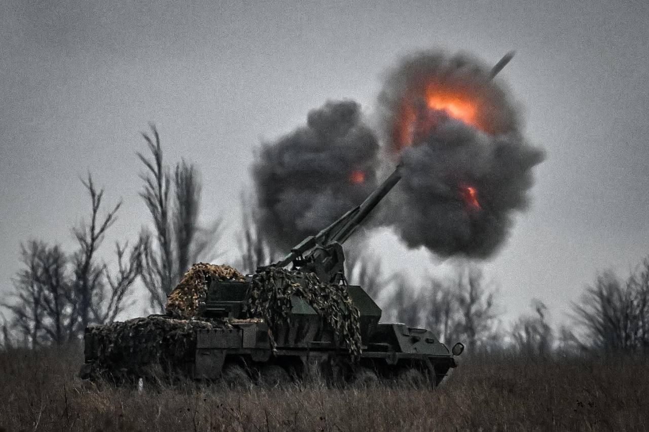 Un tanc ucraïnés dispara en el front de guerra