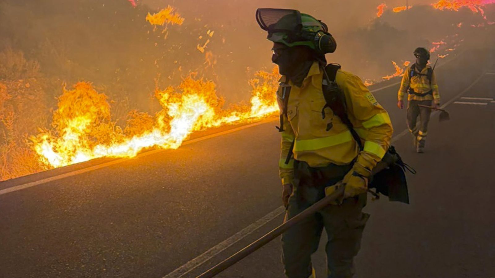 Els bo,bers treballen en l'extinció de l'incendi dels Gallardos