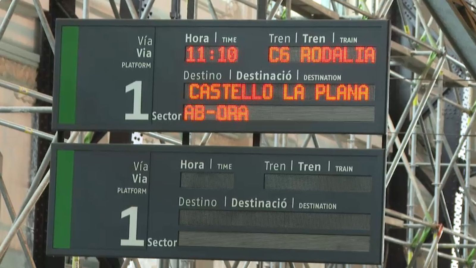 Un panell anuncia l'exida d'un tren de la línia C6 de Rodalia, una de les dos afectades pel retard