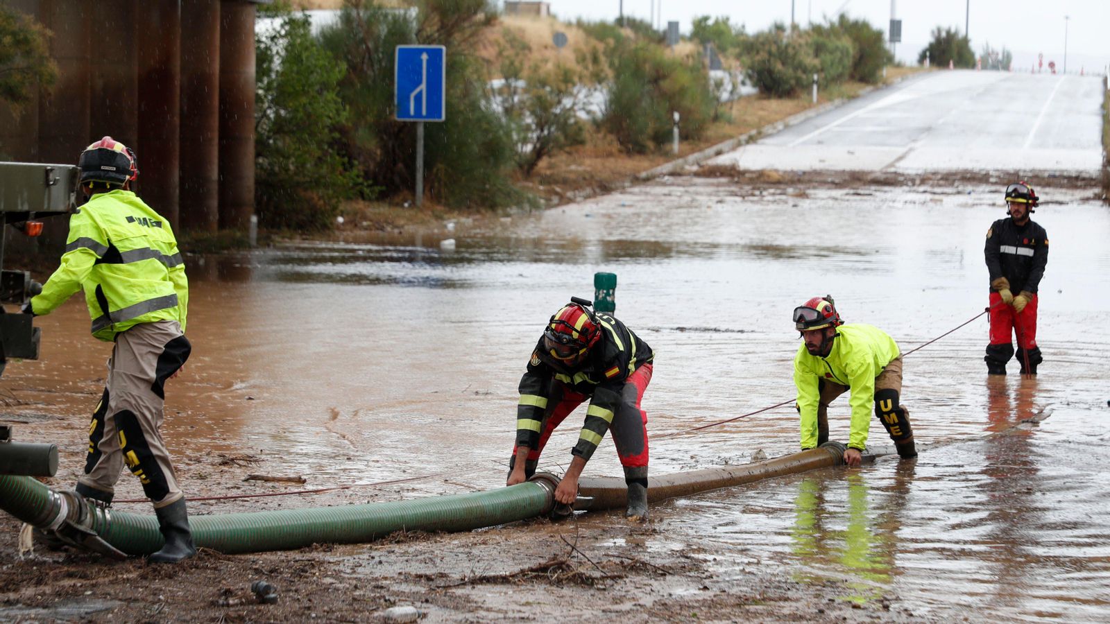 Efectius de la Unitat Militar d'Emergències treballen en una carretera inundada próxima a la localitat saragossana de Grisén este dissabte