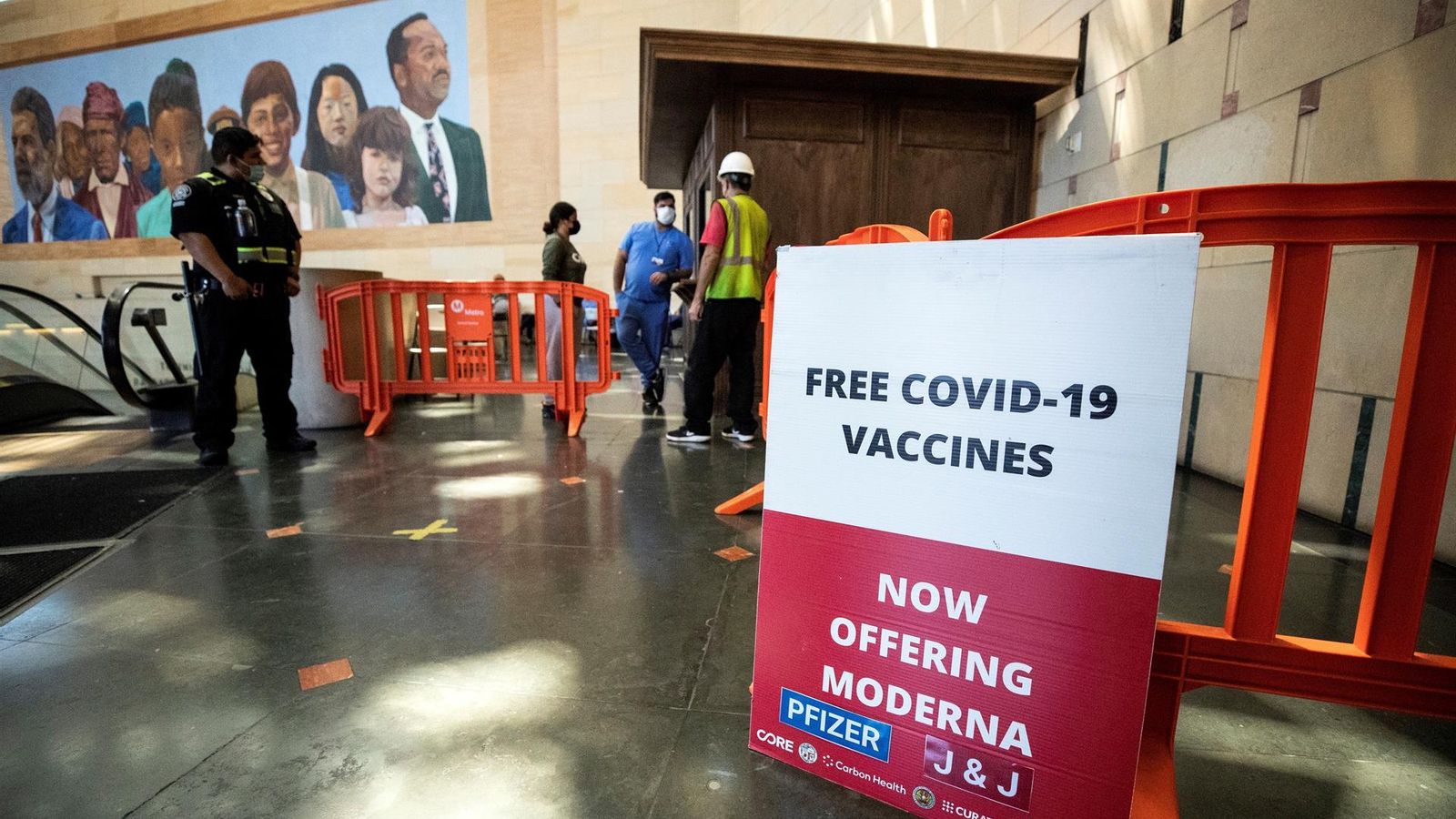 Una pancarta ofereix vacunes gratuïtes a Los Angeles
