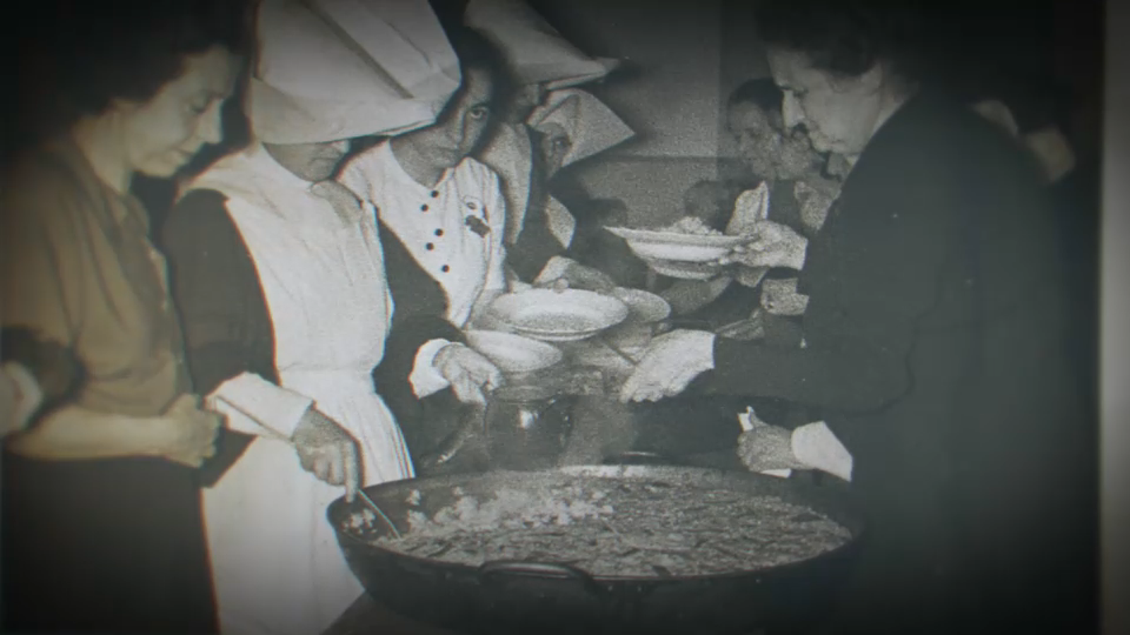 Una imatge d'un paella cuinada en un reipient fondo