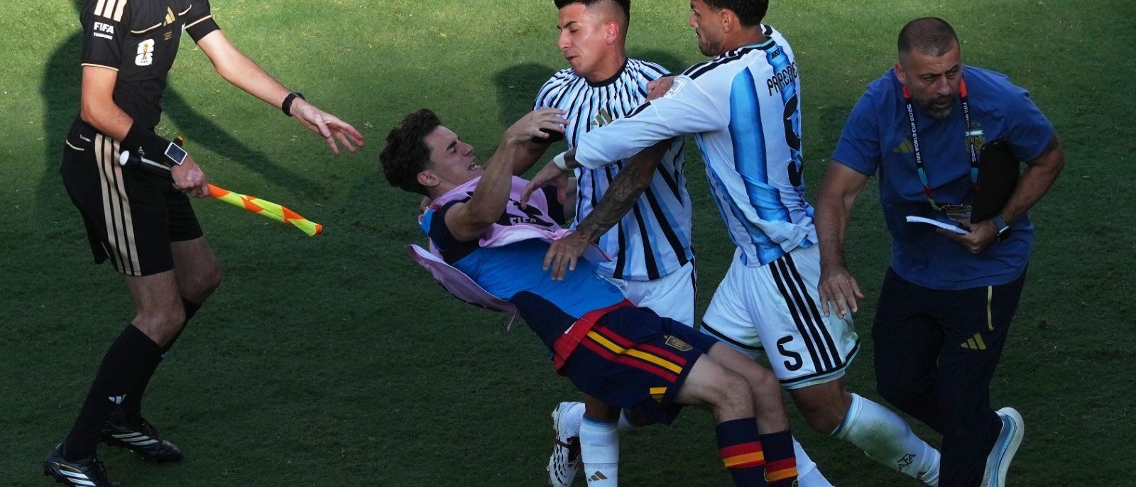 L'argentí Leandro Paredes pega una punyada a l'espanyol Gavi