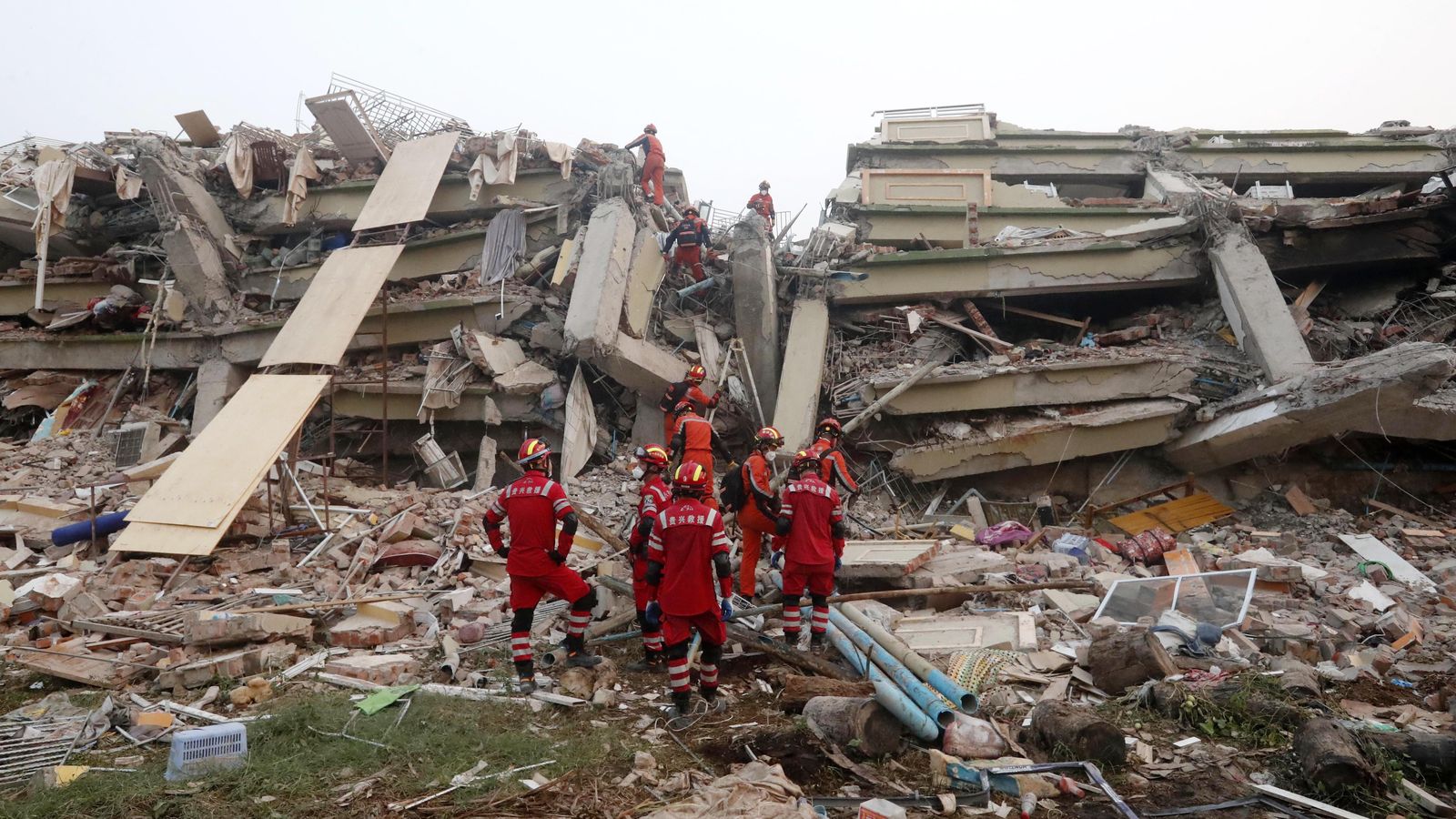Rescatistes xinesos busquen víctimes del terratrémol en Mandalay, Myanmar (Birmània)