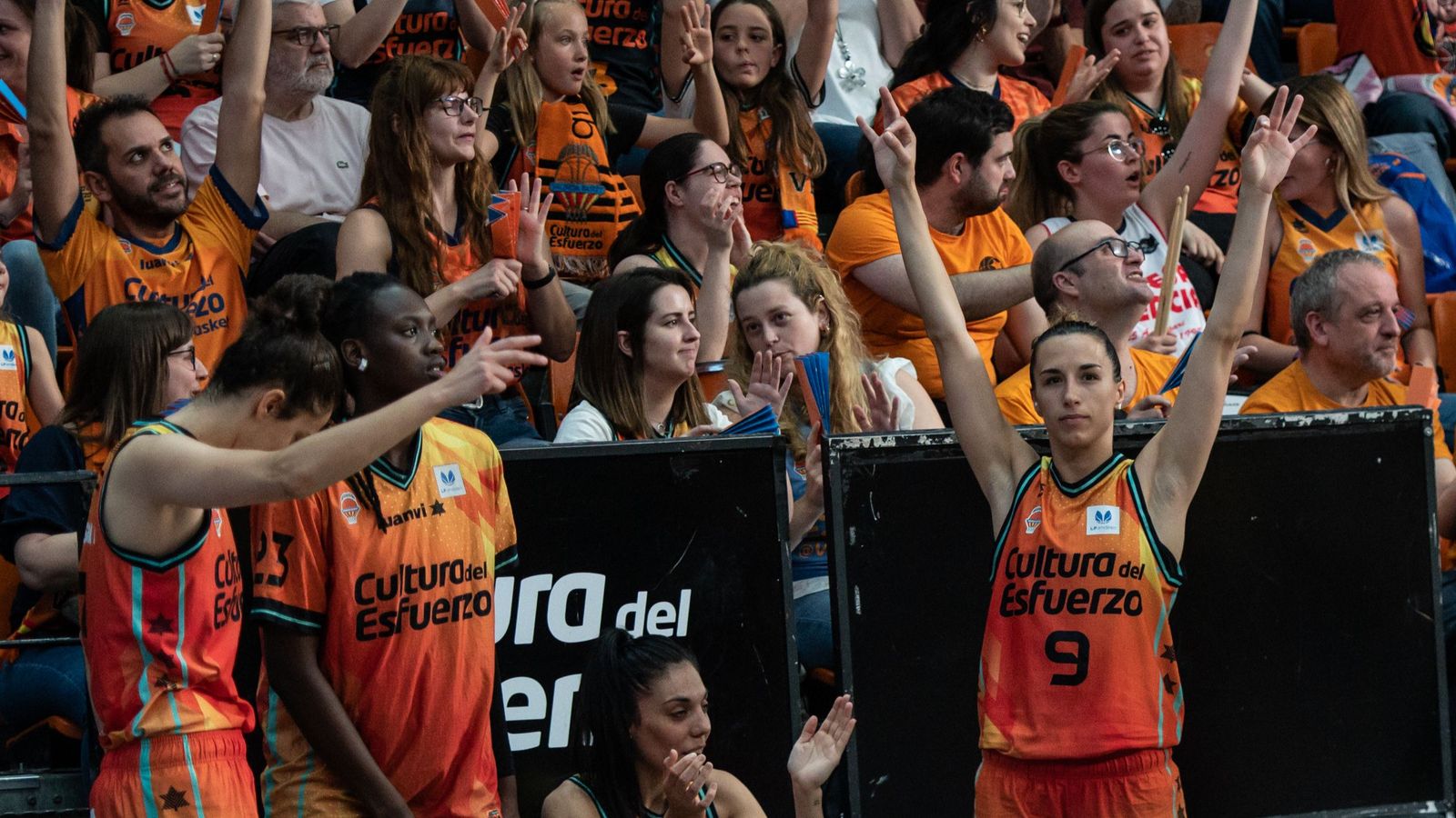 Les jugadores del València Basket celebren des de la banqueta un triple de l'equip