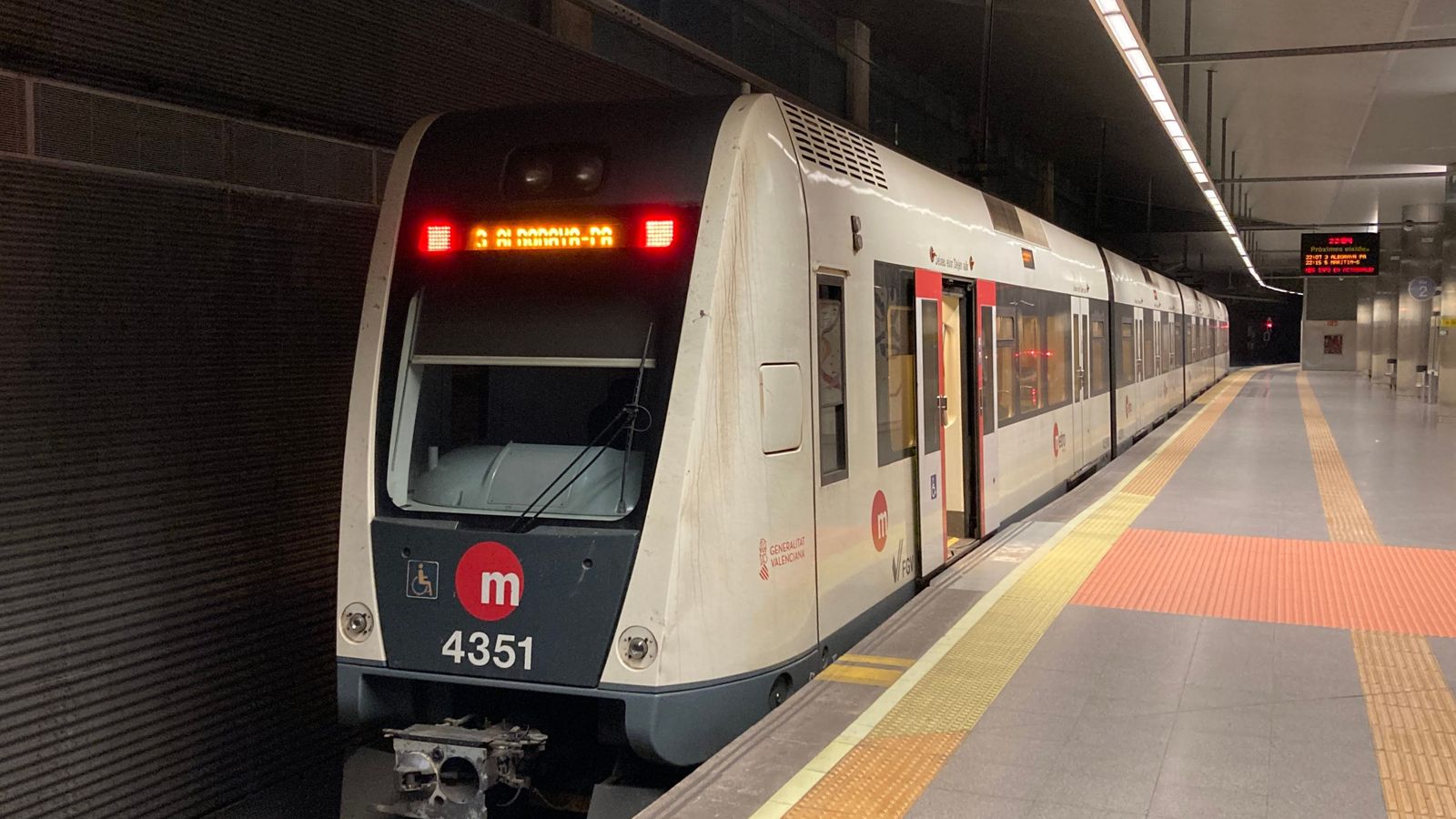 Un tren de Metrovalencia parat en una de les estacions substerrànies de la xarxa de València