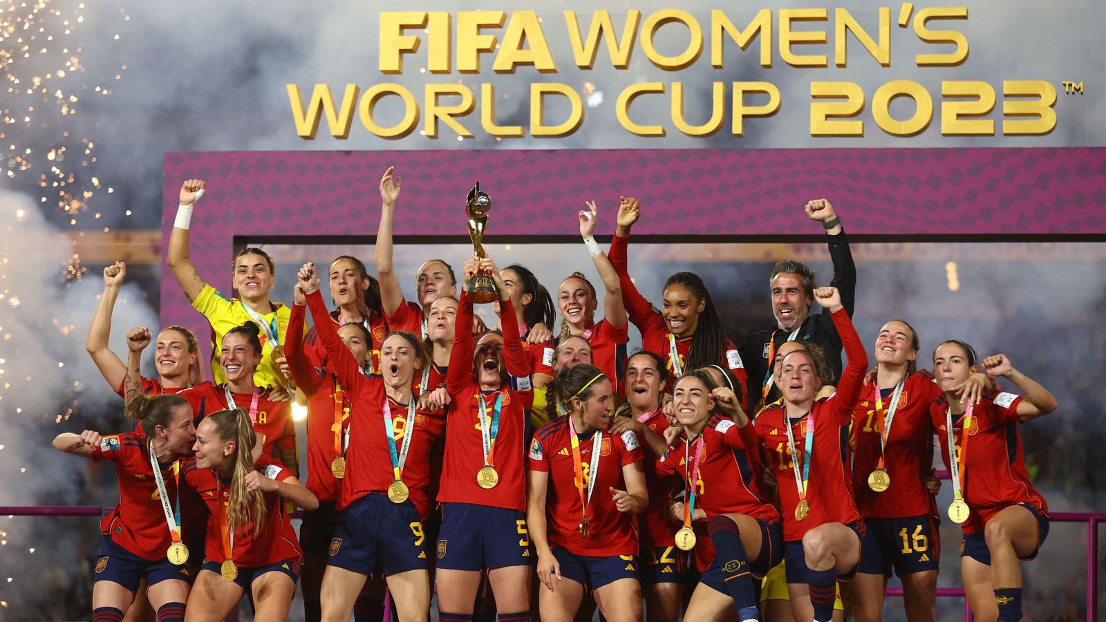 Ivana Andrés alça el trofeu de campiones