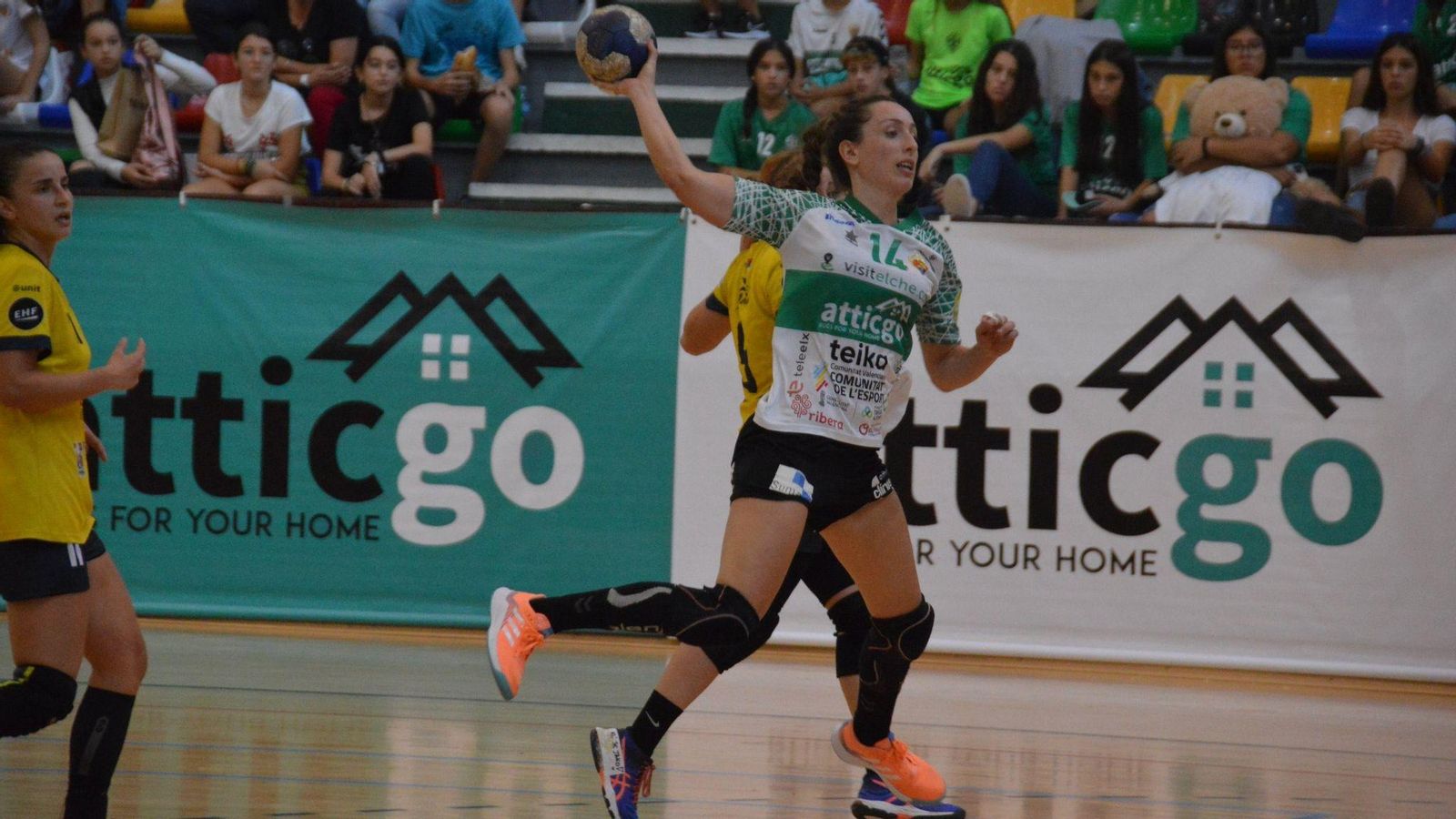 María Flores, en una acció del partit