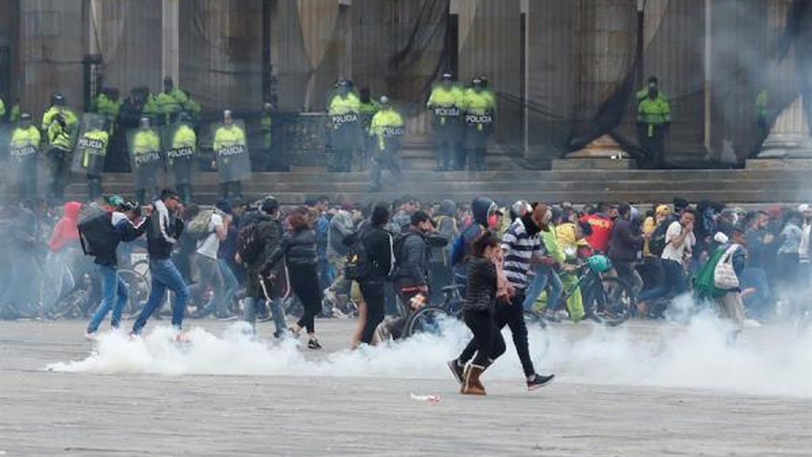 Membres de les forces de l'ordre dispersen els manifestants amb gasos