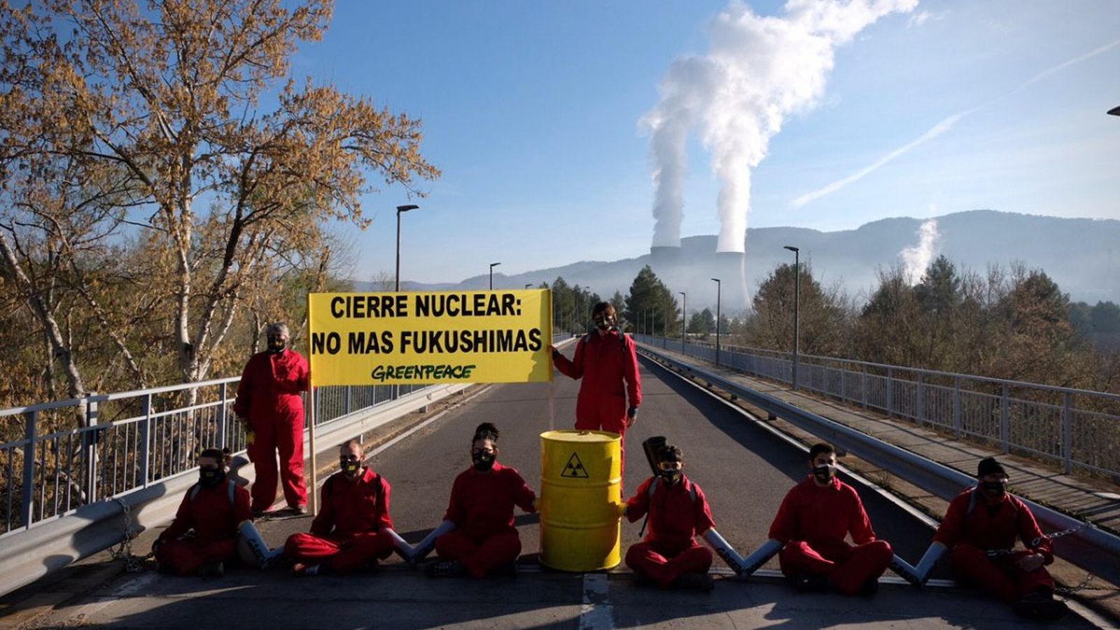 Activistes de GreenPeace en la carretera d'accés a la central nuclear de Cofrents