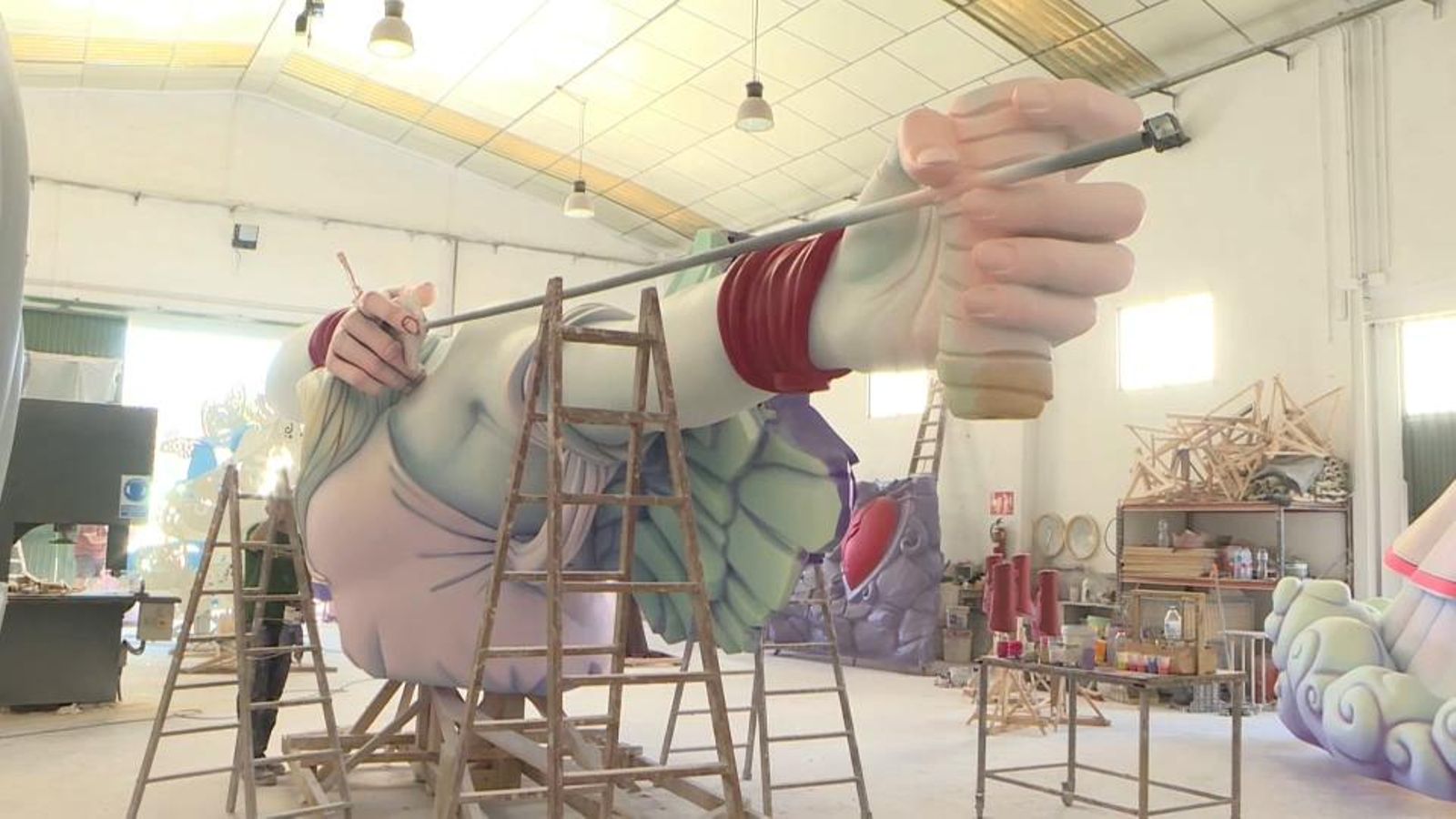 Els tallers s'afanyen a finalitzar la creació dels monuments de les fogueres d'Alacant