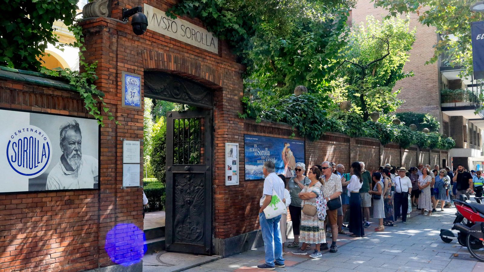 Llarga cua de visitants que esperaven, aquest dijous de matí, a les portes del Museu Sorolla de Madrid, que hui ha programat visites gratuïtes amb motiu de l'efemèride Llarga cua de visitants que esperaven, aquest dijous de matí, a les portes del Museu Sorolla de Madrid, que hui ha programat visites gratuïtes amb motiu de l'efemèride