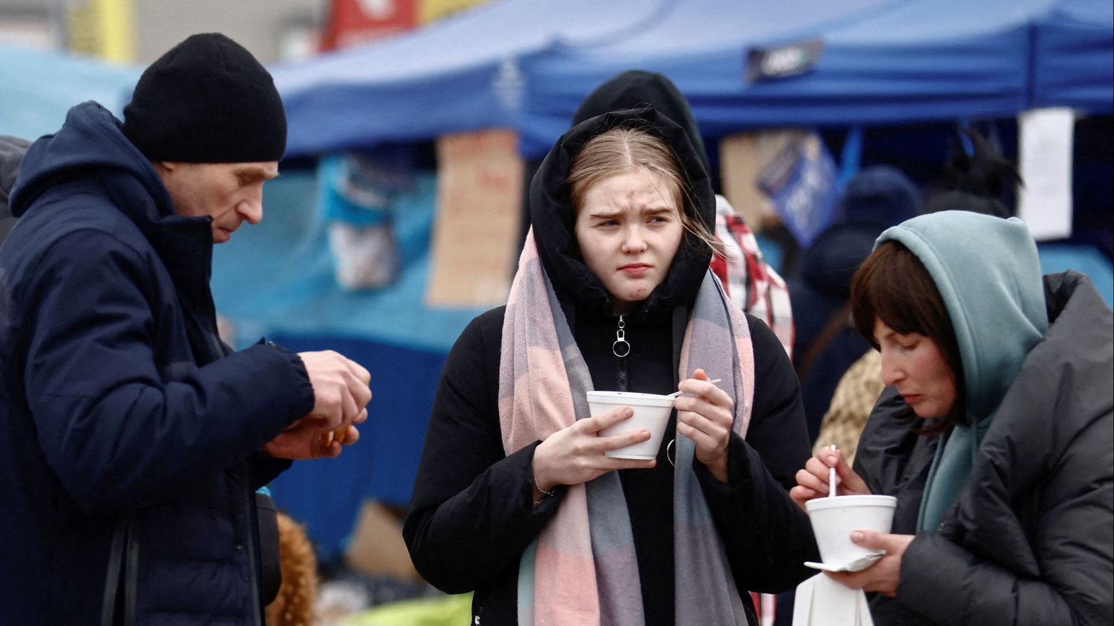 Ucraïnesos i ucraïneses romanen en el campament temporal a Przemysl, Polònia