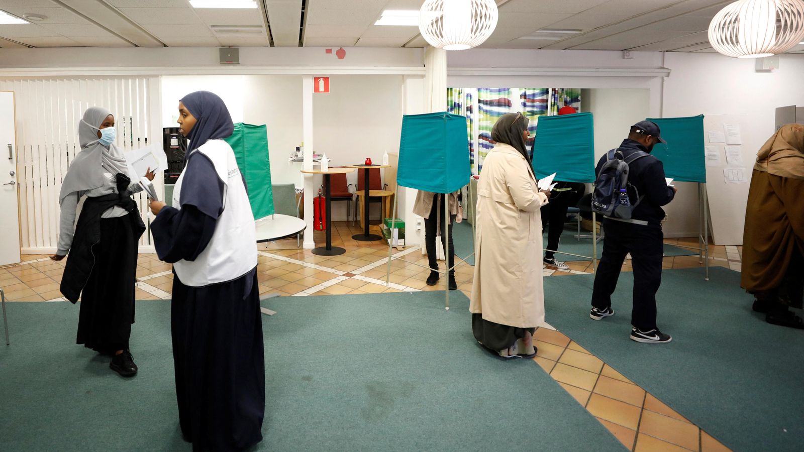 Imatge de les votacions anticipades en un col·legi electoral en el barri de Rinkeby, Estocolm, Suècia, el 10 de setembre de 2022