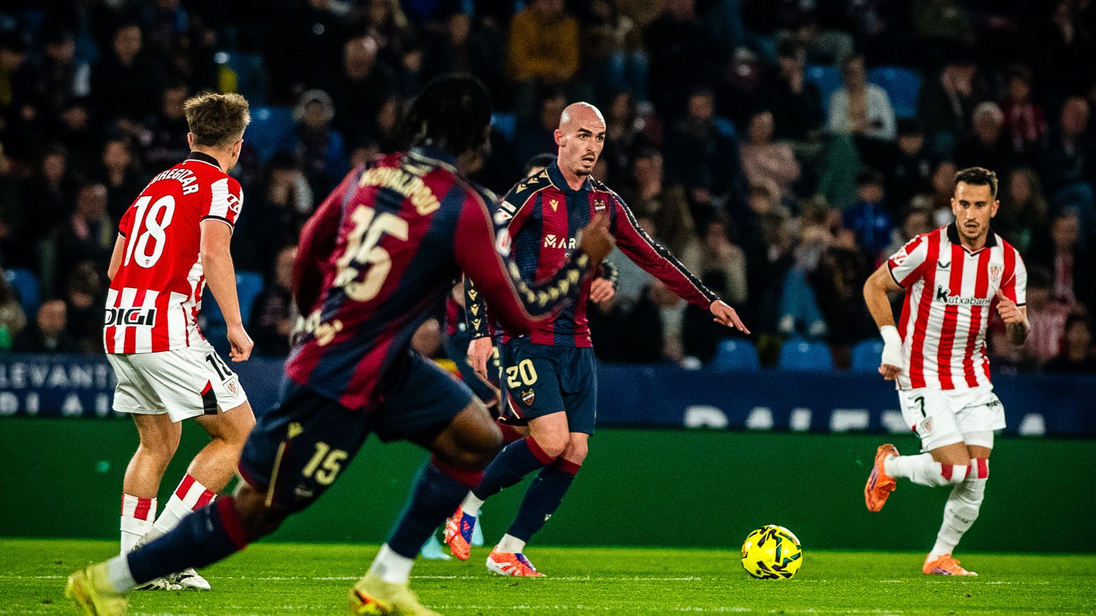 Oriol Rey condueix la pilota en el partit contra l'Athletic Club