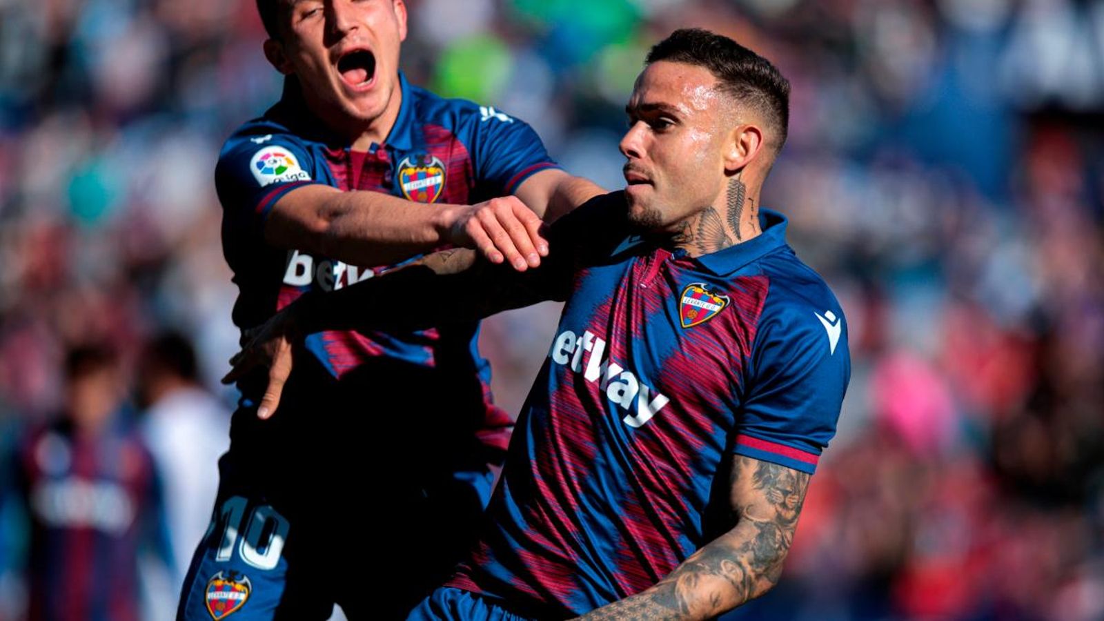 El davanter del Llevant, Roger Martí, celebra el gol llevantinista