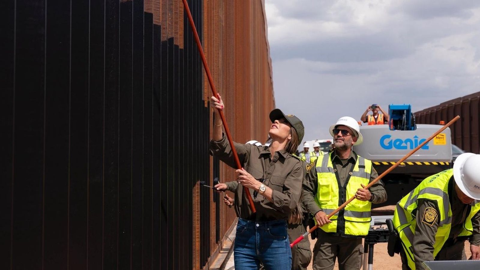 La secretària de Seguretat Nacional, Kristi Noem, en una visita a una secció del mur fronterer a Nou Mèxic