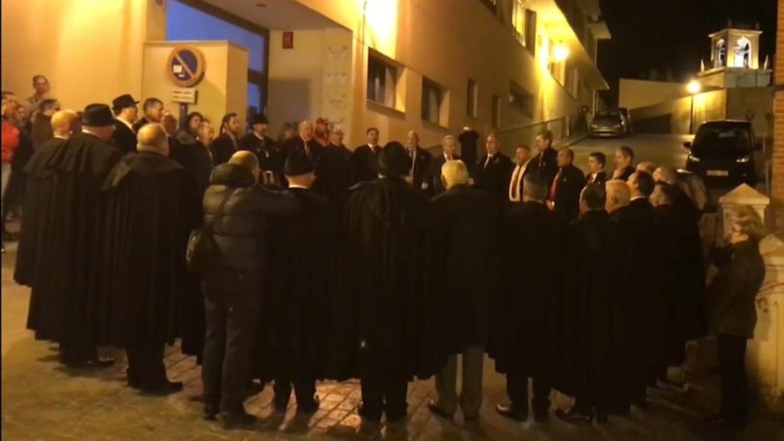 Aquest cant de transmissió oral l'interpreten dos grups de cantors masculins pels carrers d'Oriola