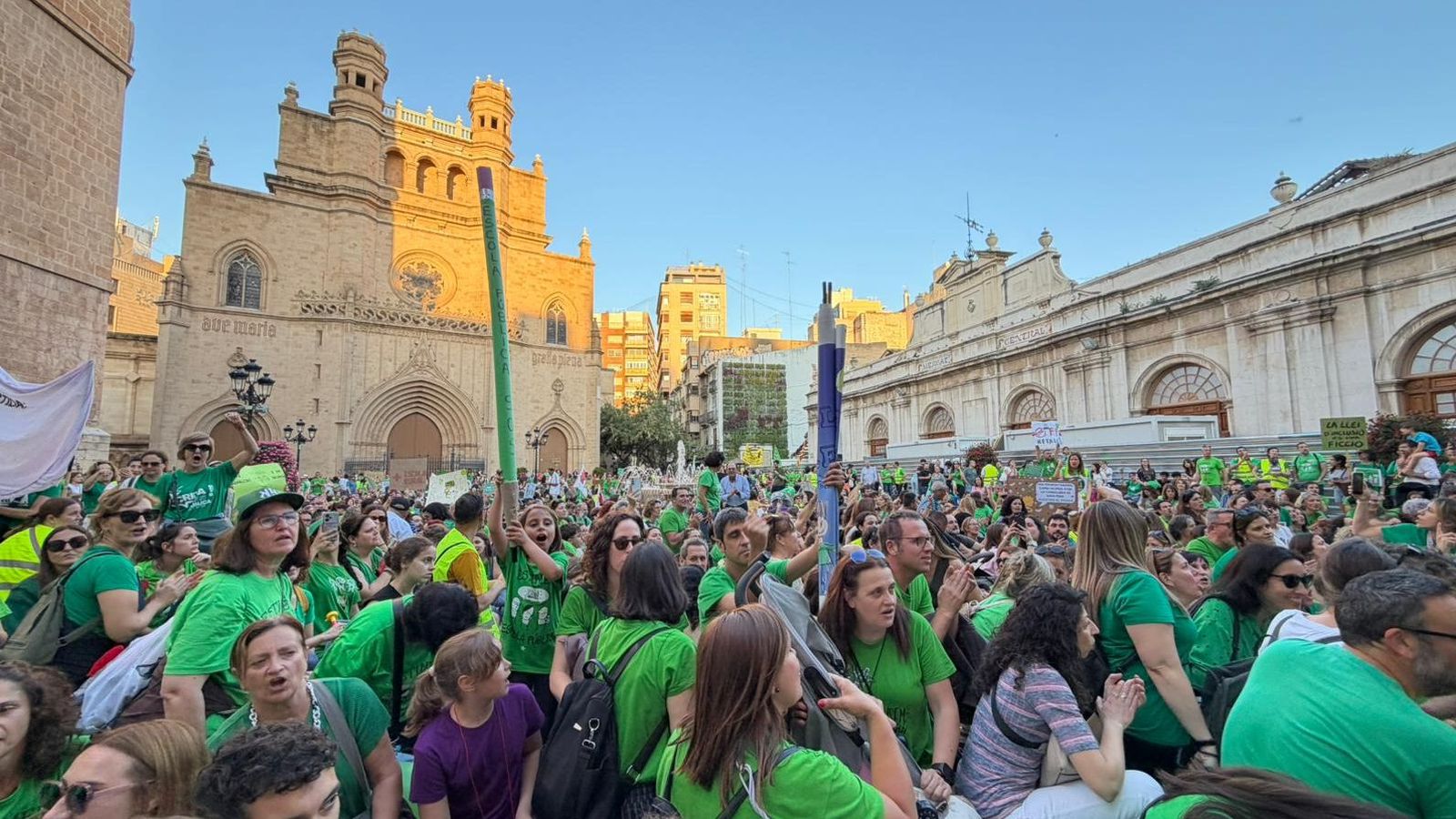 La manifestació del professorat en la plaça Major de Castelló, en la vesprada