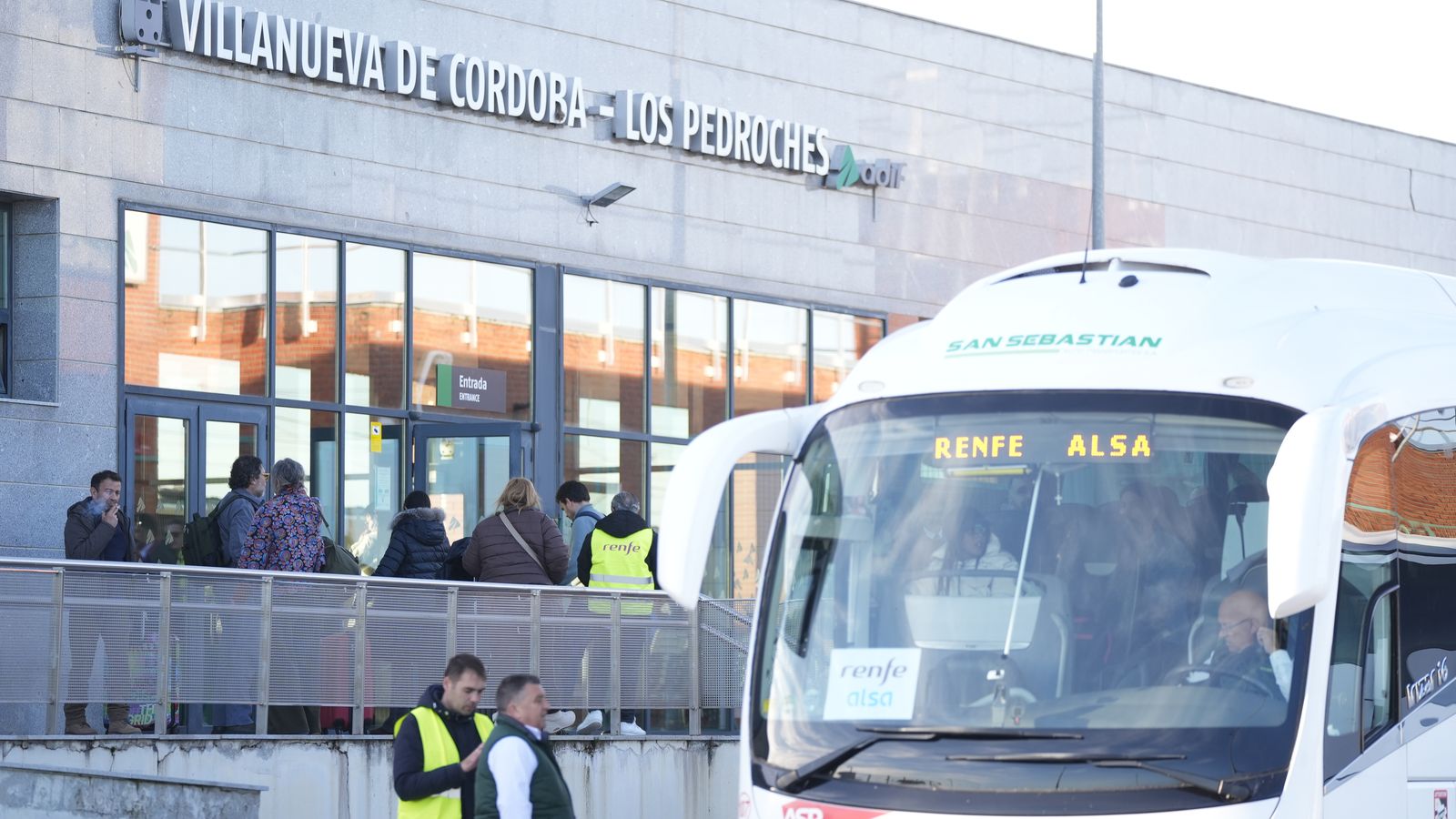 Autobusos en l'estació de Villanueva de Córdoba-Los Pedroches des d'on Renfe té previst el transbord de passatgers per carretera fins a Còrdova
