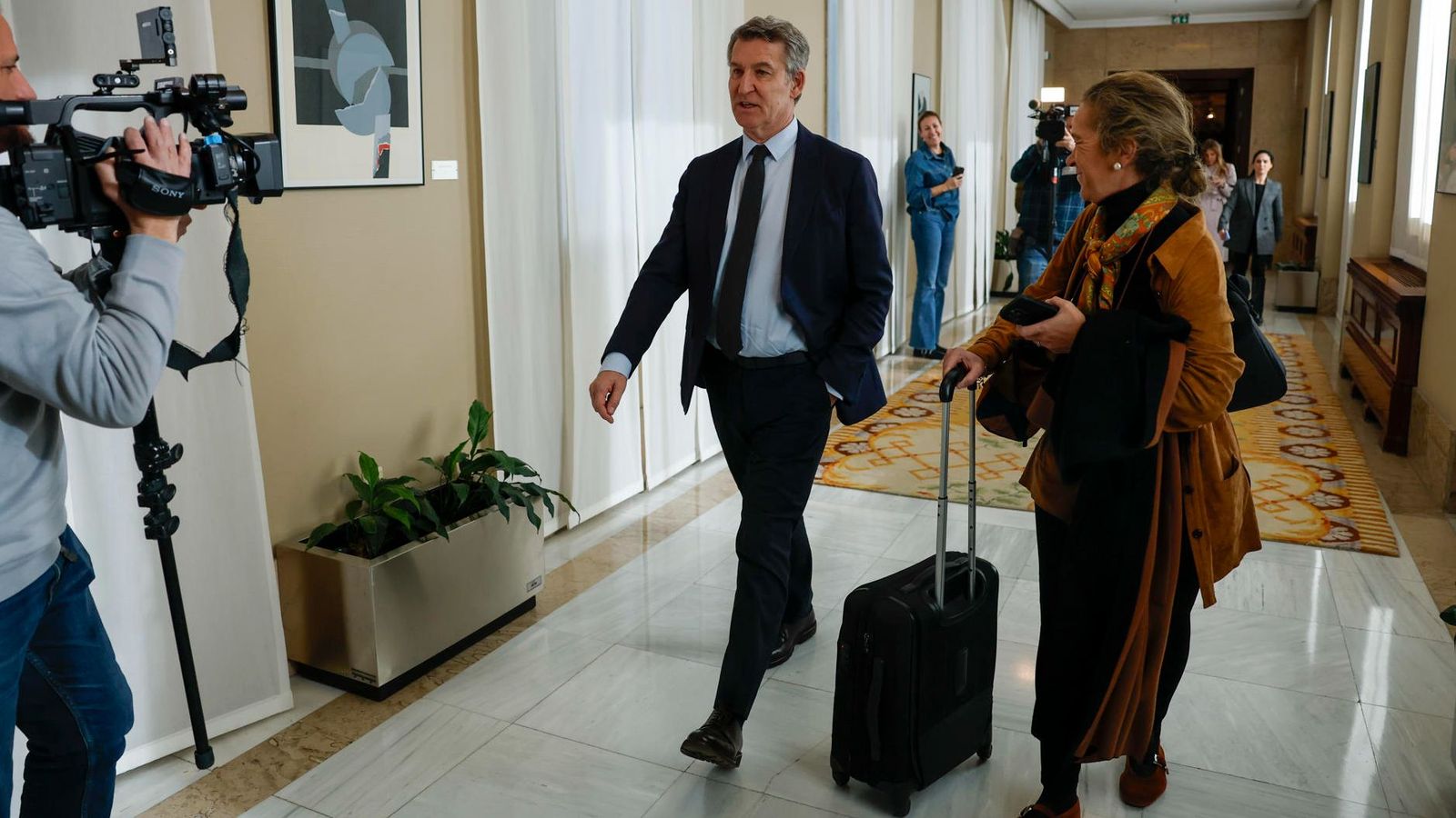 Feijóo pels corredors del Congrés, en finalitzar la seua declaració per via telemàtica davant la jutgessa de la dana