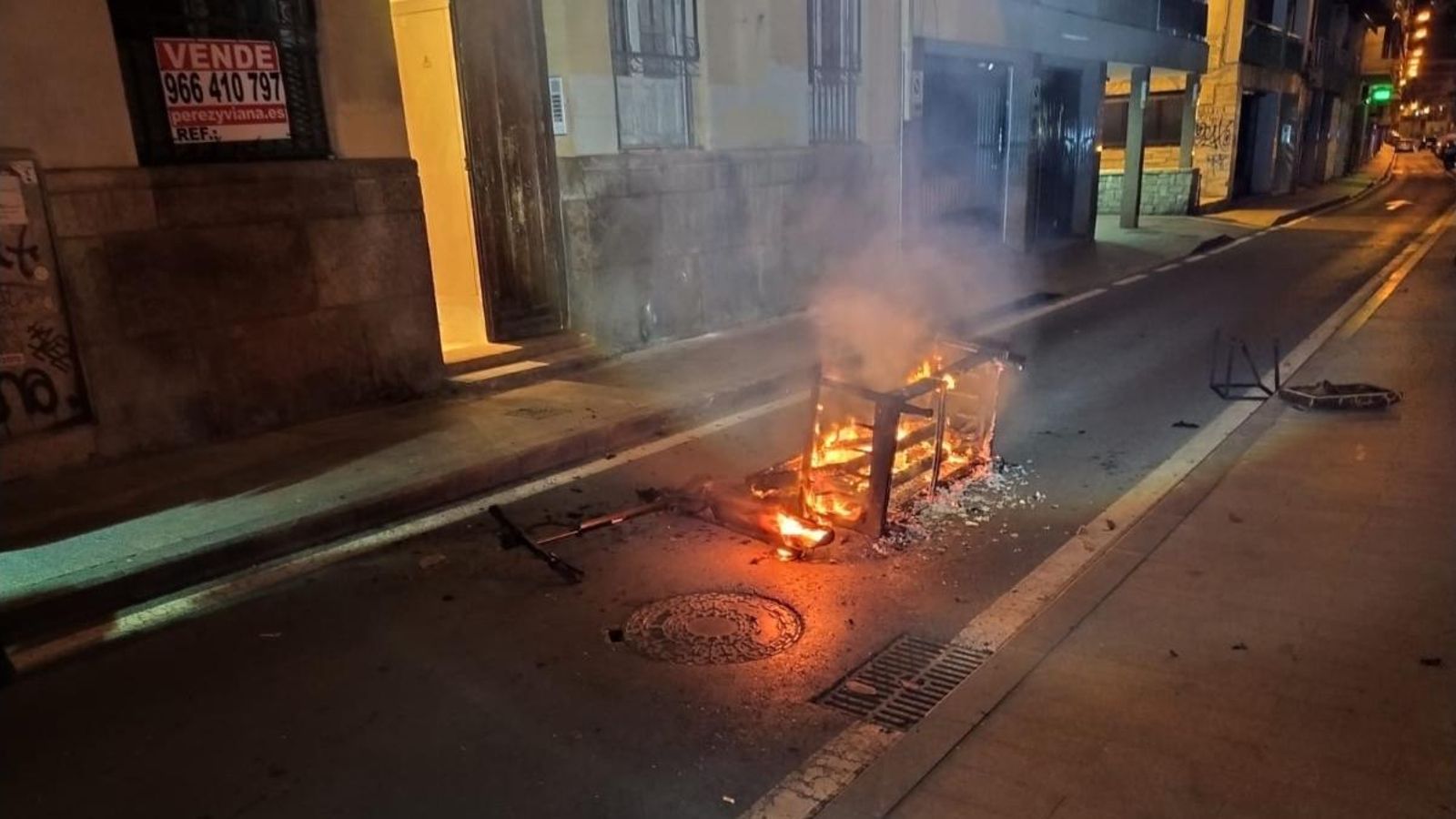 El sofà, encés en flama, en el carrer