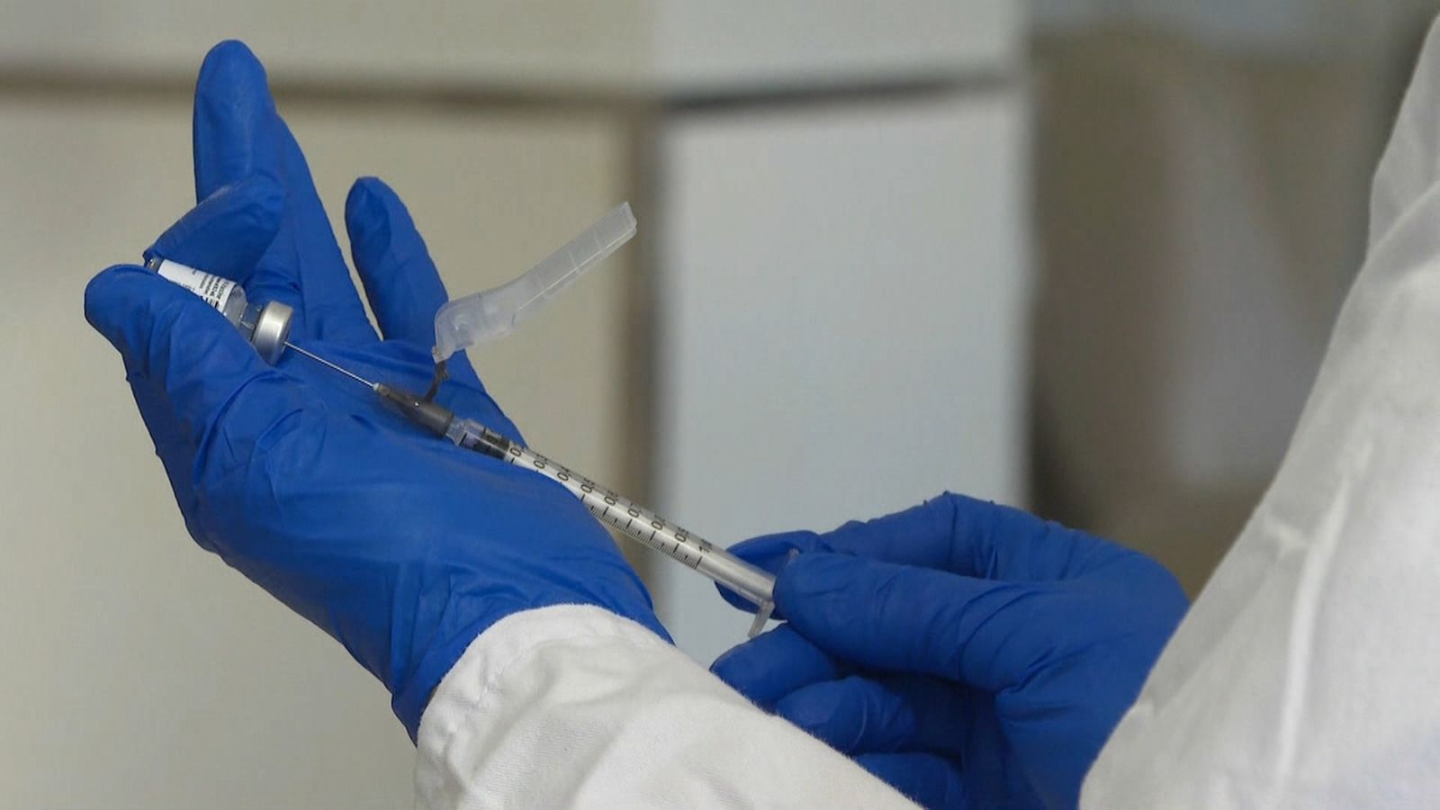 Un professional sanitari prepara una vacuna de la covid