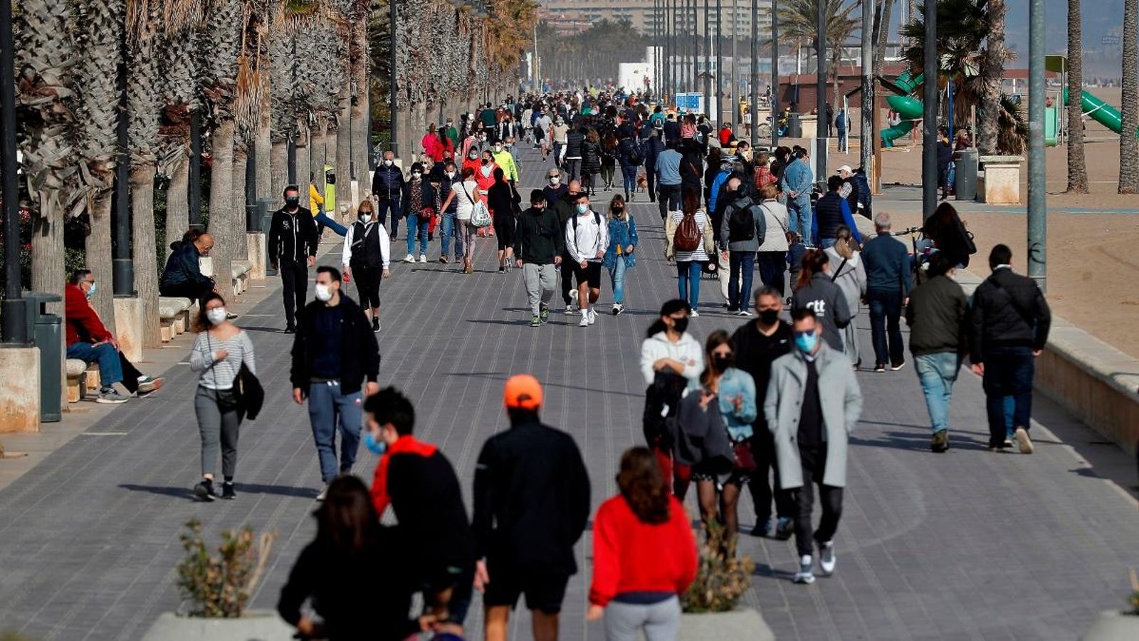 Una gran quantitat de persones camina pel Passeig Marítim de València