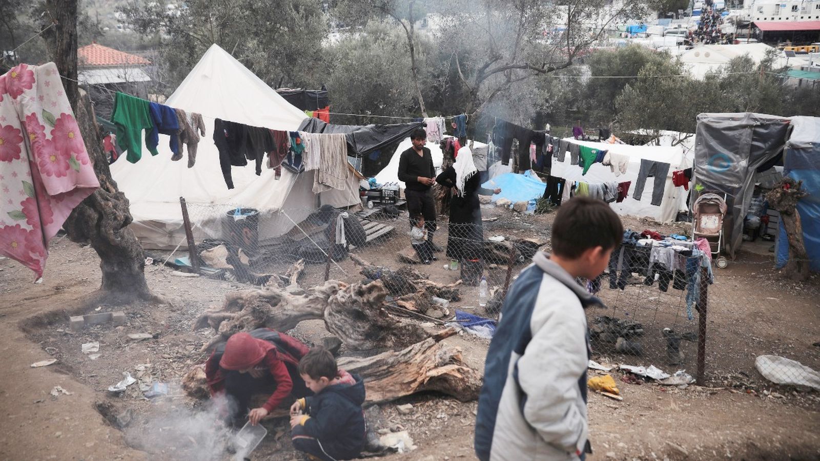 En imatge, un grup de refugiats improvisa un campament a l'illa grega de Lesbos