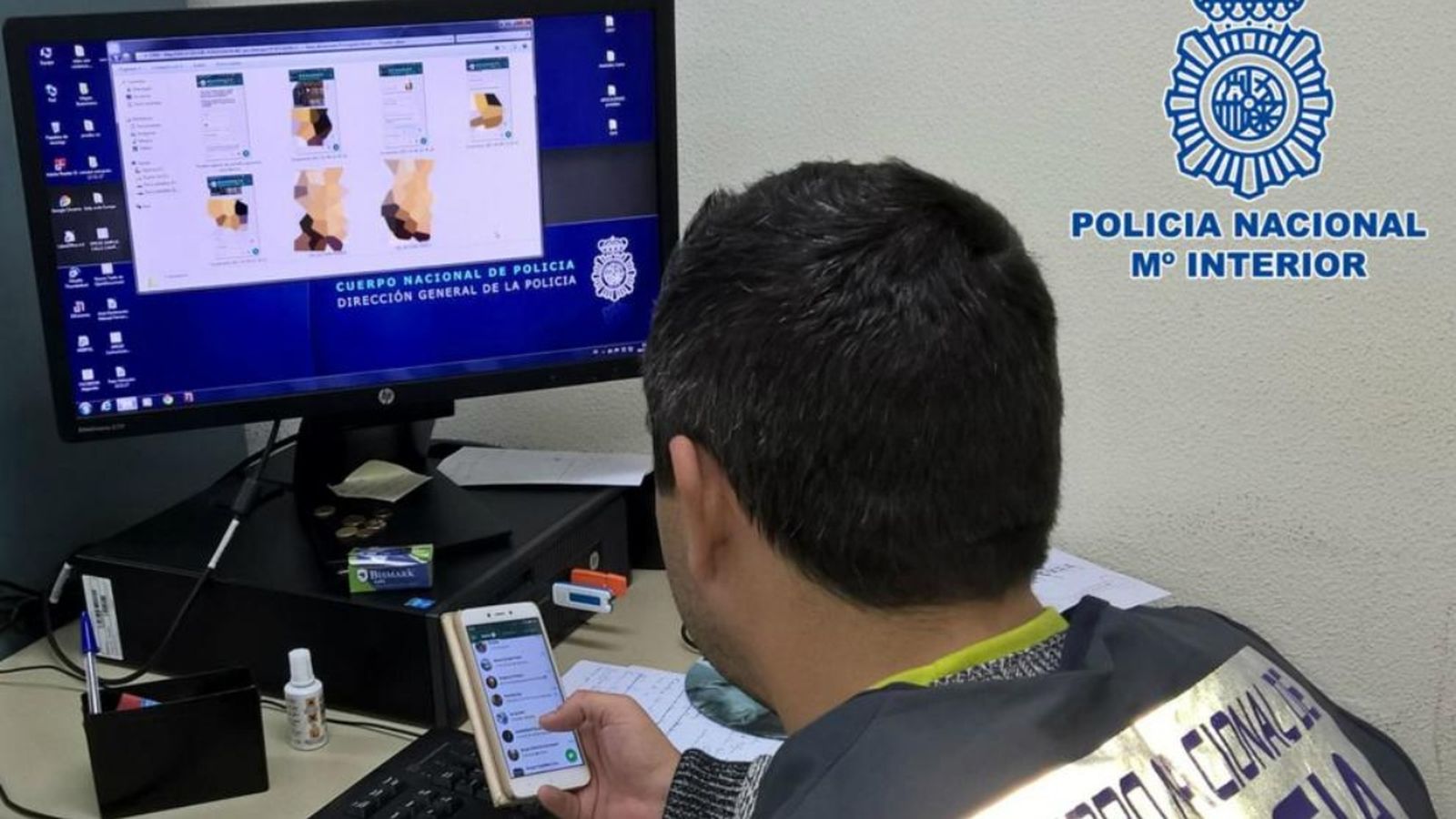 Els detinguts compartien material pedòfil a través d'un grup WhatsApp