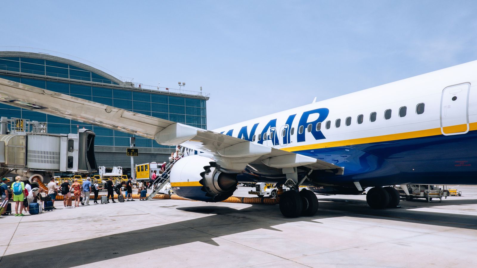 Cua de passatgers en un avió de Ryanair a l'aeroport d'Alacant-Elx