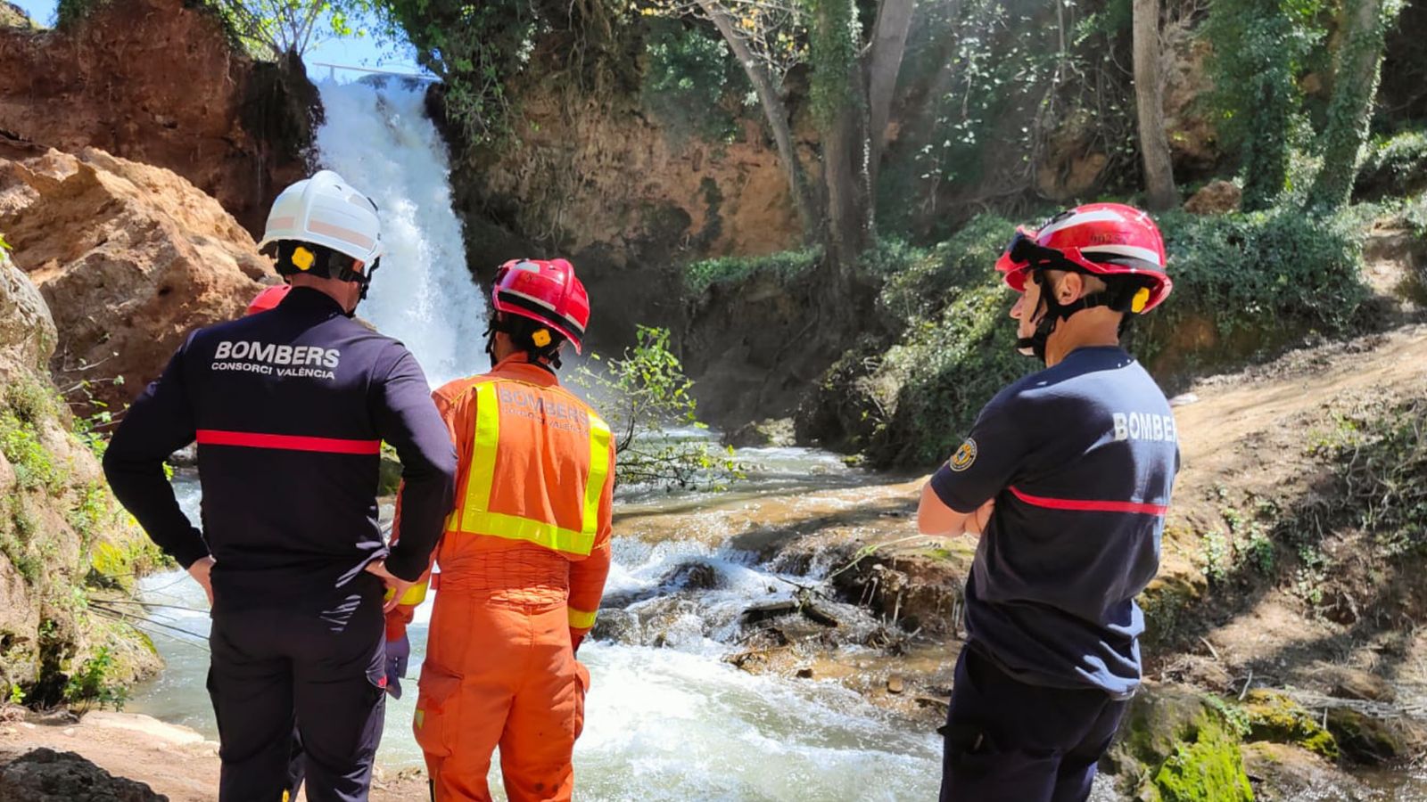 Bombers aquest diumenge durant el rescat de les dues víctimes mortals al paratge de Los Chorradores